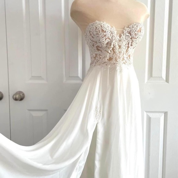 Size 4 Strapless Sweetheart Neckline Wedding Gown - Picture 4 of 6